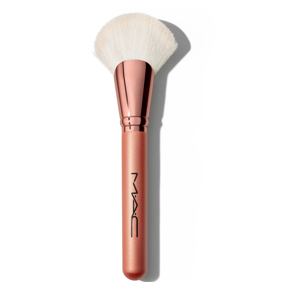 MAC 143S Bronzer Fan Brush Immagine 1