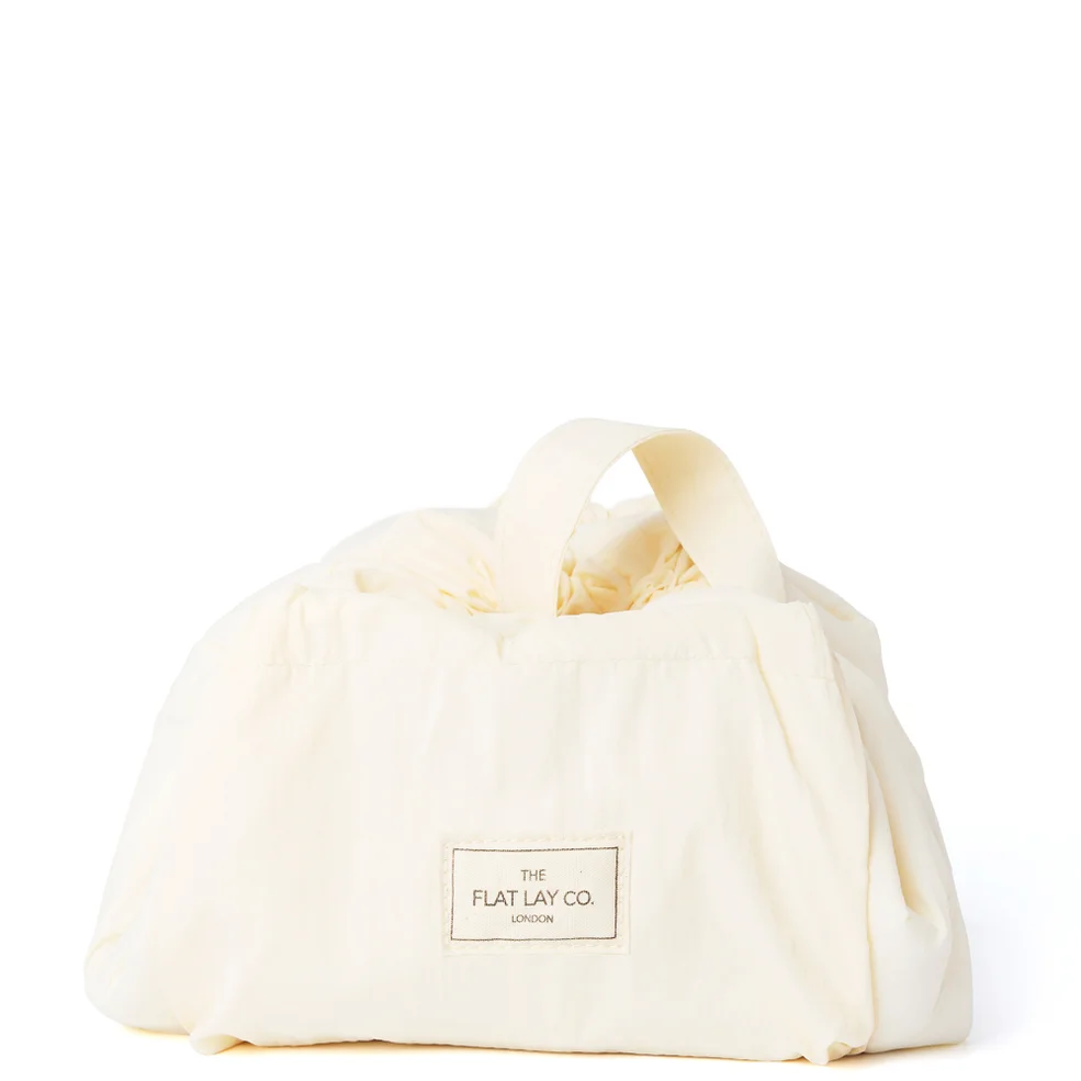 The Flat Lay Co. Drawstring Makeup Bag in Vanilla Parachute Immagine 1